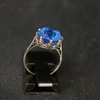 950‰ platinum ring set with a blue imitation...