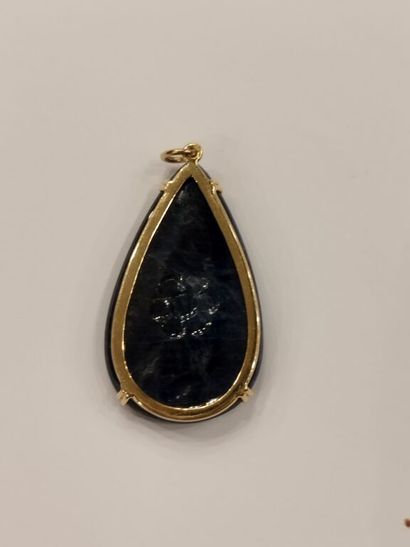 PENDANT featuring an engraved sapphire plate...
