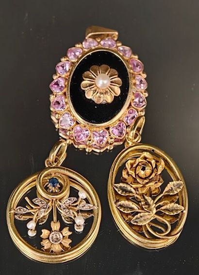 Set of three 750‰ yellow gold pendants, including...