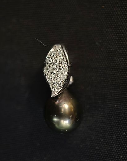 Removable pendant for a 750‰ white gold pearl...