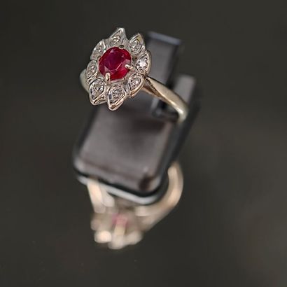 750‰ white gold flower-shaped ring set with...