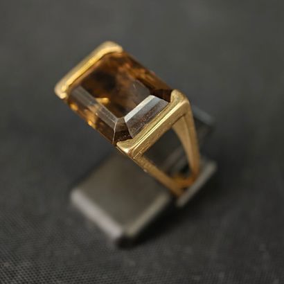 A 750‰ yellow gold double-band signet ring...