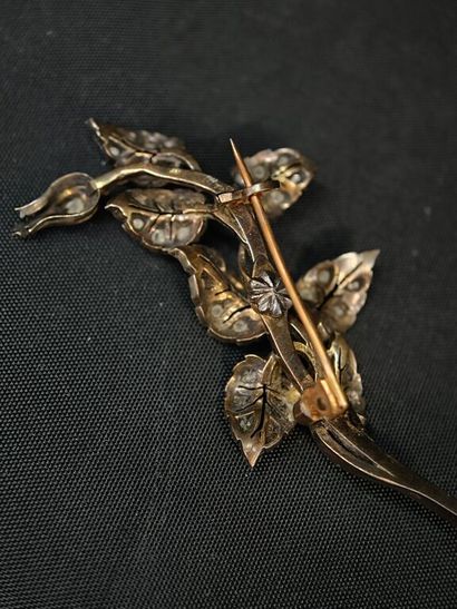 A brooch made of 750‰ yellow gold and 800‰...