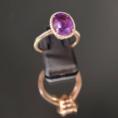 A 750‰ rose gold ring featuring an oval-shaped...