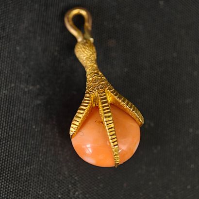 A 750‰ yellow gold pendant featuring a bald...