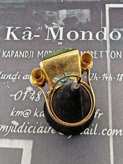 A substantial ring in 750‰ gold and 950‰...