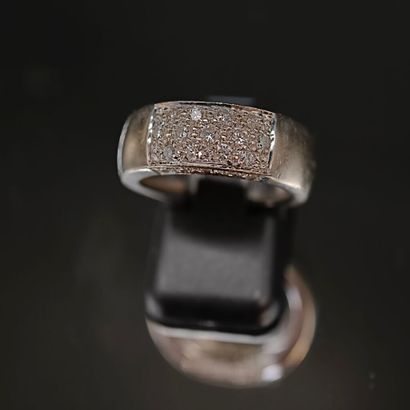 750‰ rhodium-plated white gold ring, adorned...