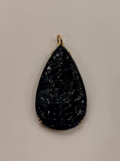 PENDANT featuring an engraved sapphire plate...