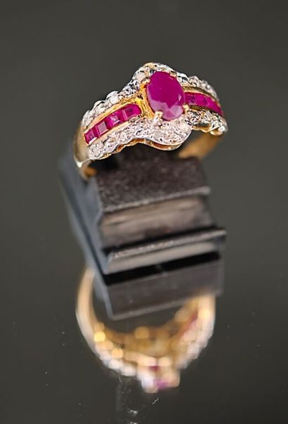 A 375‰ yellow gold alloy ring set with a...
