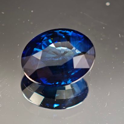 Oval-shaped SAPHIR, intense blue with a hint...