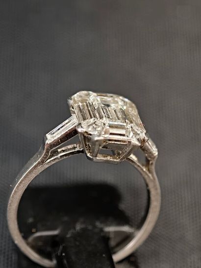 950‰ platinum illusion ring, featuring several...