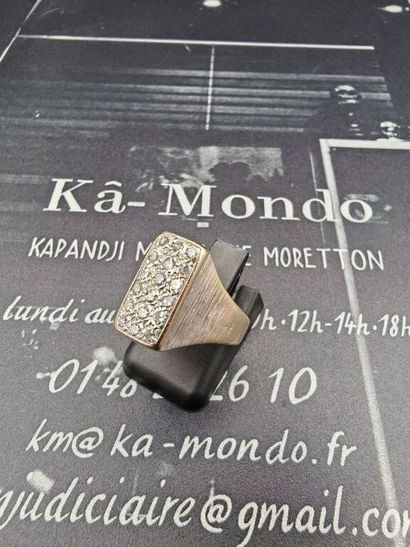 A 750‰ gray signet ring with a rectangular...