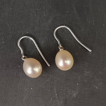 Pair of earrings made of 750‰ white gold...