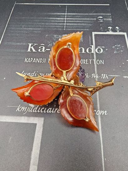 A 585‰ gold brooch featuring a mulberry branch,...
