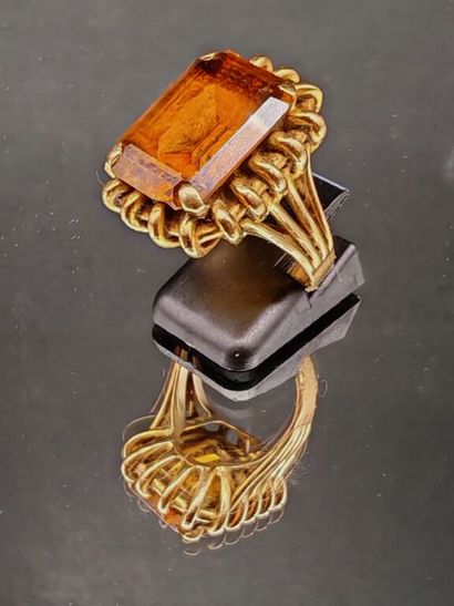 750‰ yellow gold ring set with an emerald-cut...