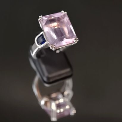 A 750‰ white gold ring set with an amethyst...
