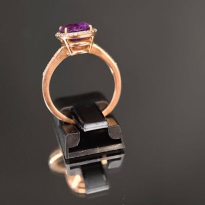 A 750‰ rose gold ring featuring an oval-shaped...