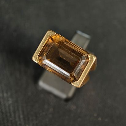 A 750‰ yellow gold double-band signet ring...