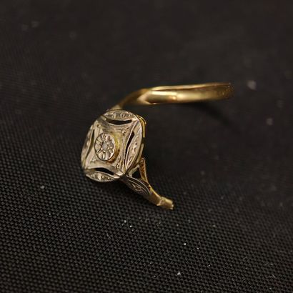 A touching memento: a two-tone 750‰ gold...
