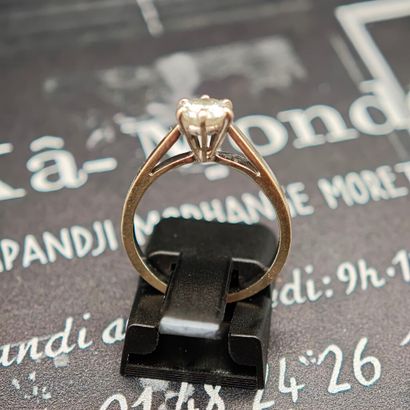 750‰ white gold RING set with a brilliant-cut...