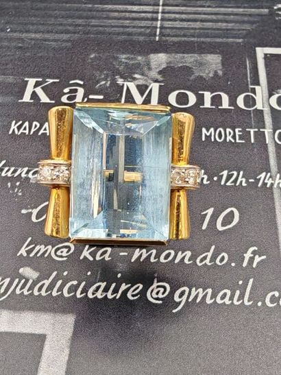 A substantial ring in 750‰ gold and 950‰...