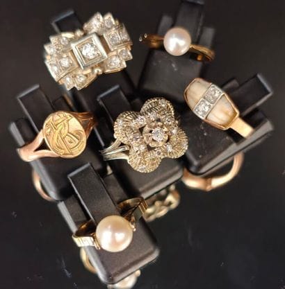 Set of six 750‰ gold rings, some two-tone,...