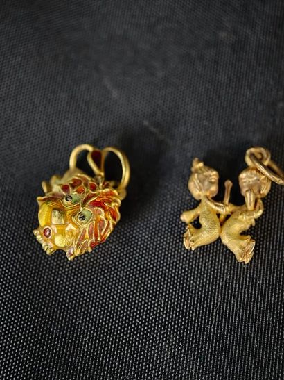 Two 750‰ yellow gold pendants, one enameled...