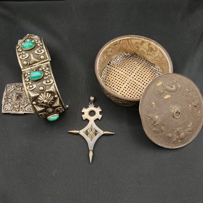 A box made of silver and 800‰ gold-plated...