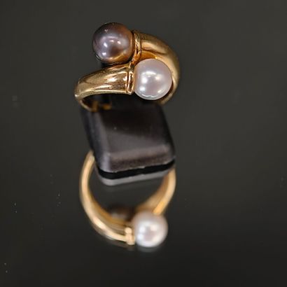 A 750‰ yellow gold cross ring set with two...