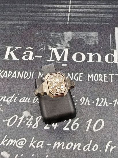 A ring in 750‰ white gold and 950‰ platinum,...