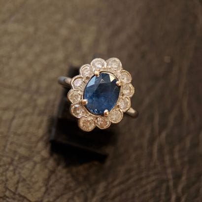 A 750‰ white gold ring set with an oval-shaped...