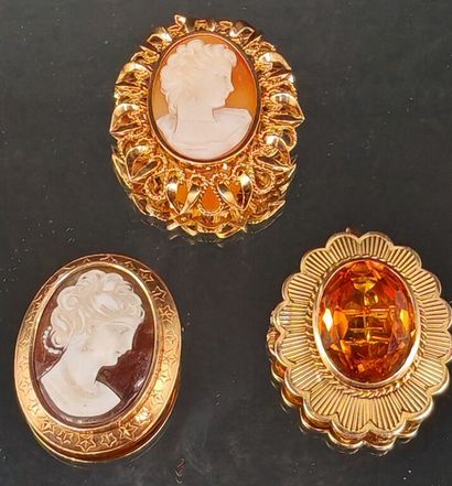 Set of three 750‰ yellow gold medallion-shaped...