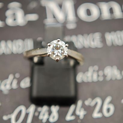 750‰ white gold RING set with a brilliant-cut...