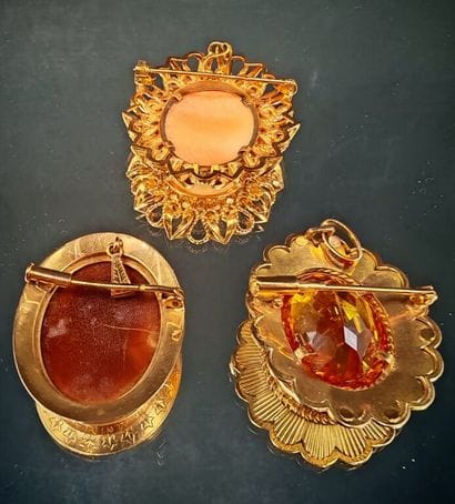 Set of three 750‰ yellow gold medallion-shaped...