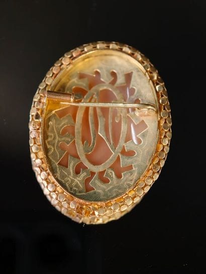 A 750‰ gold brooch featuring a shell cameo...