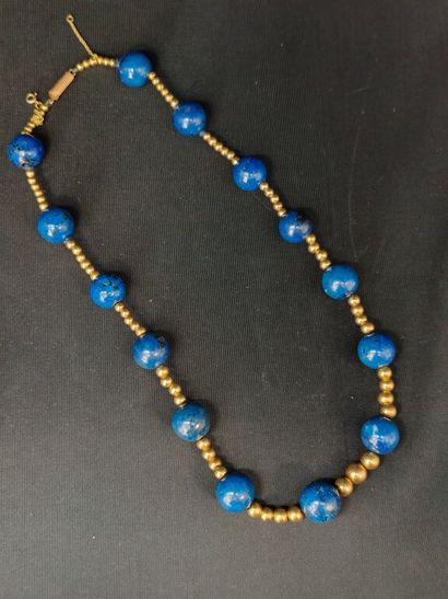 A 750‰ yellow gold necklace featuring blue-colored...