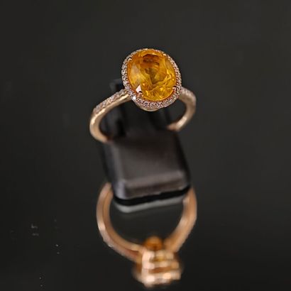 A 750‰ rose gold ring set with an oval-shaped...