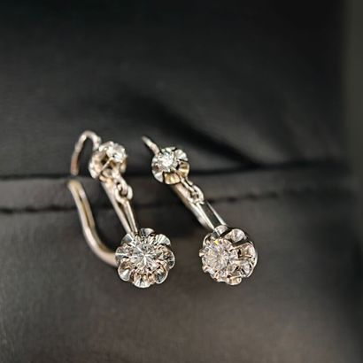 A pair of 750‰ white gold and 950‰ platinum...