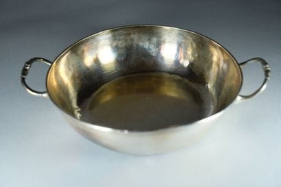 Cassolette ou bouillon à anses en argent...