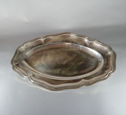 Plateau oblong à forme contournée en argent...