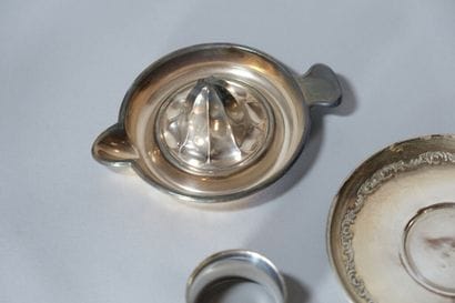 Lot en métal argenté comprenant : 
- Sous-tasse...