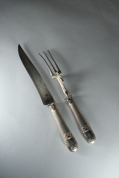 Couvert de service à découper le gigot. 
Les...