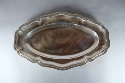 Plateau oblong à forme contournée en argent...