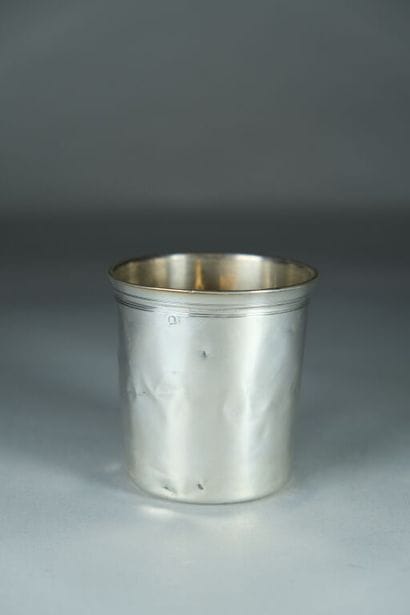 Timbale en forme de gobelet à décor de petits...