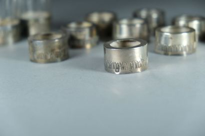 Douze montures de pied pour verre à eau de...