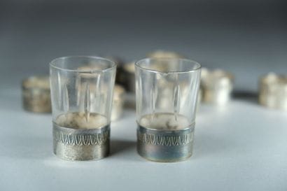 Douze montures de pied pour verre à eau de...