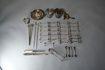 Lot en métal argenté comprenant : 
- Sous-tasse...