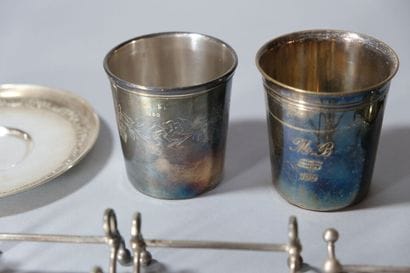 Lot en métal argenté comprenant : 
- Sous-tasse...