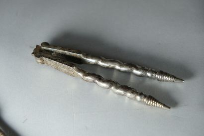 Ensemble de 3 casse-noix et un tire bouchon...