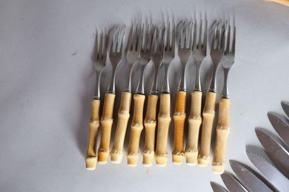 Partie de ménagère en inox, les manches en...